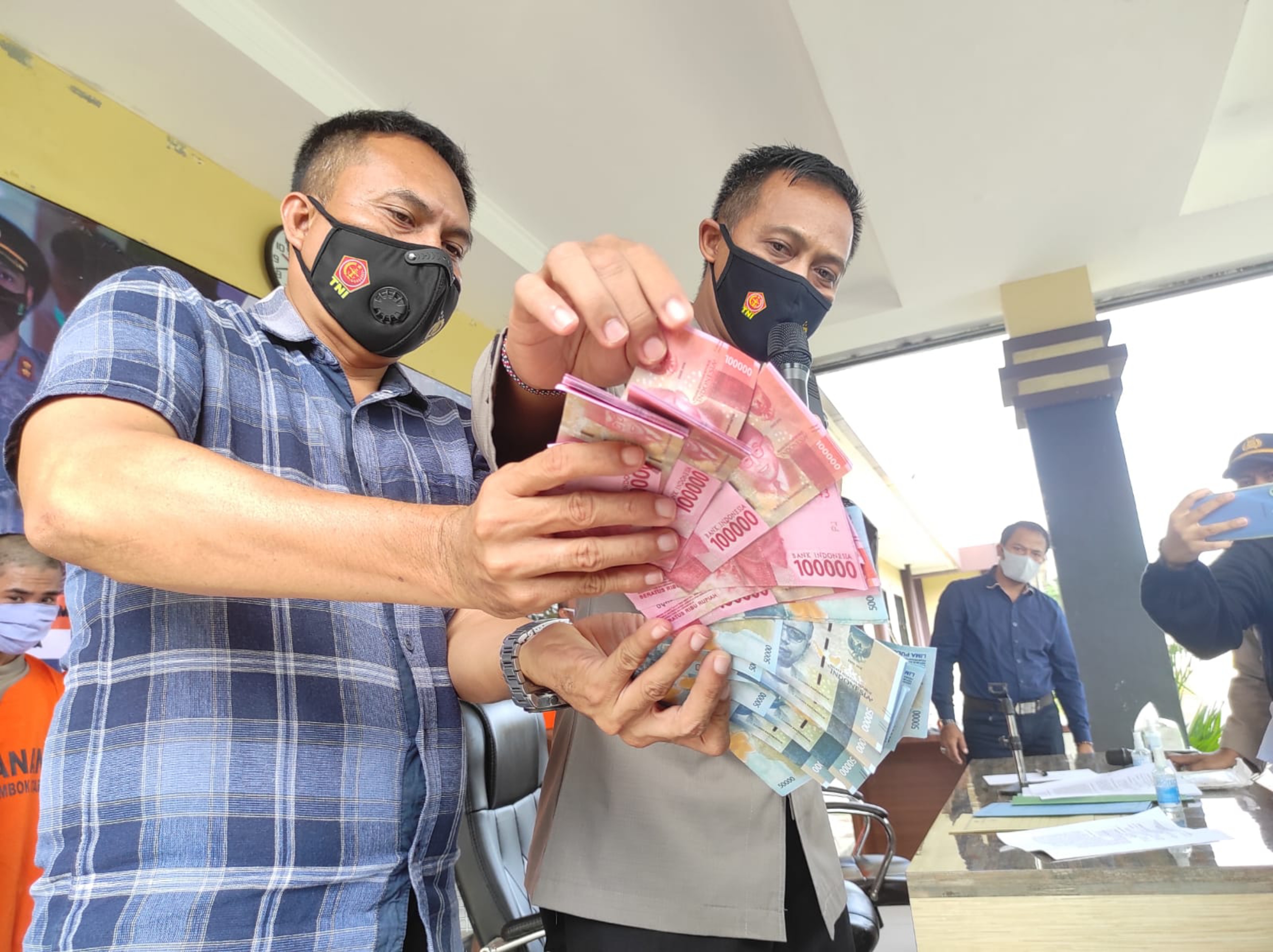 TEMUAN UPAL: Polres Lotara mengungkap barang bukti temuan uang palsu (Upal), 2022 lalu. (DOK/LOMBOK POST)