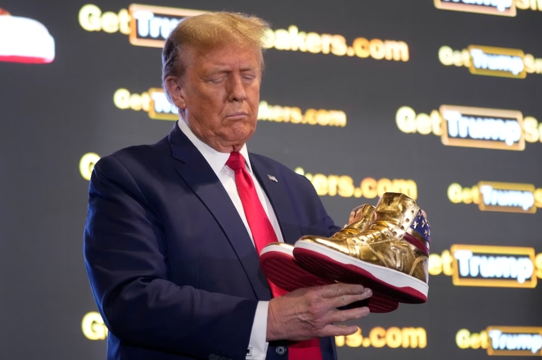 Kandidat presiden dari Partai Republik dan mantan presiden Donald Trump telah meluncurkan lini sepatu kets bermerek Trump miliknya sendiri. (foto: AP Photo/Manuel Balce Ceneta)