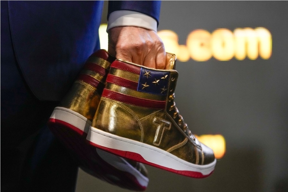 Dalam sebuah situs sneaker, hanya ada 1000 pasang sepatu Trump yang tersedia. (foto: AP Photo/Manuel Blace Ceneta)