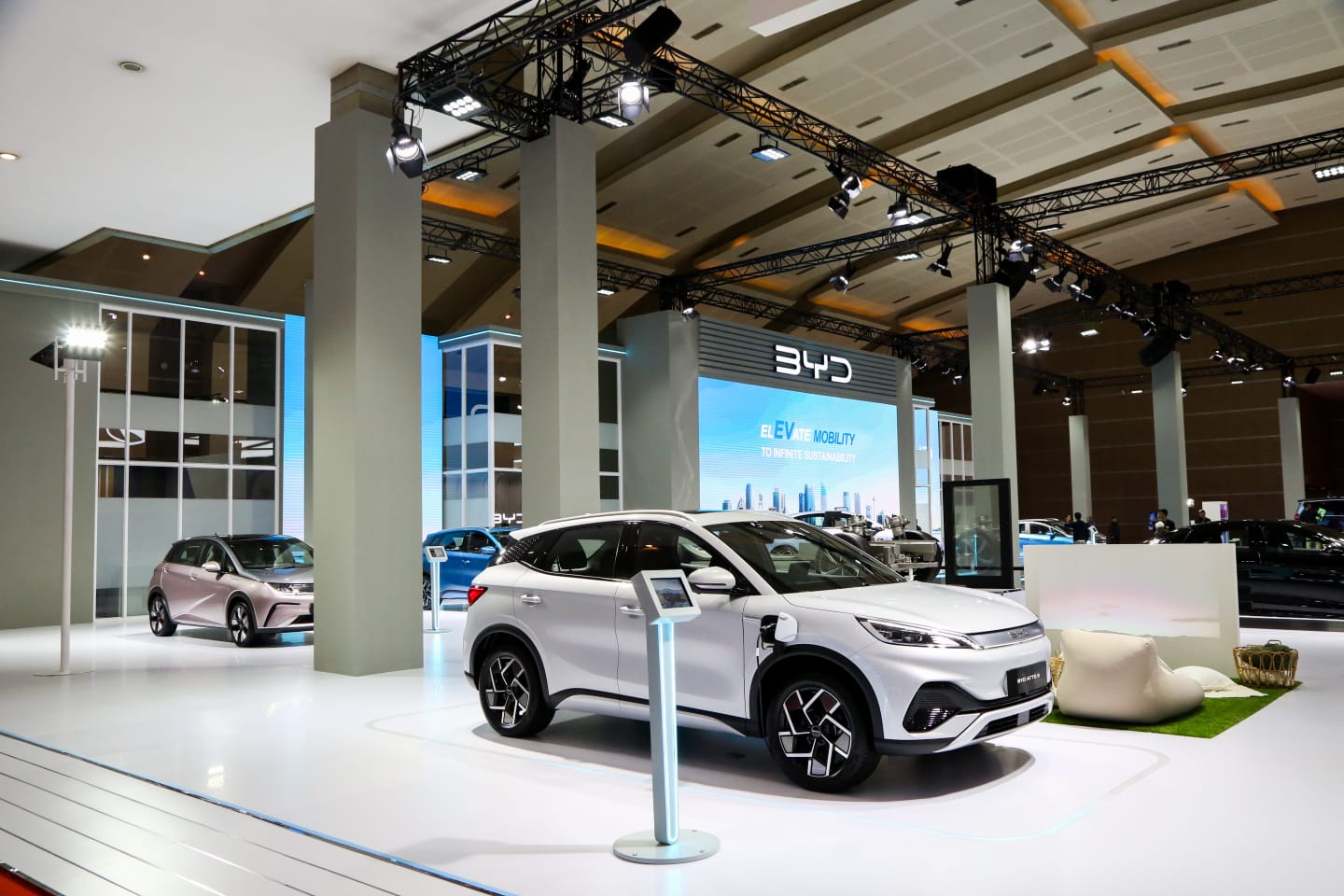 Tiga lini produk BYD EV unggulan yang resmi hadir di Indonesia telah berhasil membawa pulang berbagai penghargaan dari beragam rangkaian ajang otomotif bergengsi di dunia.