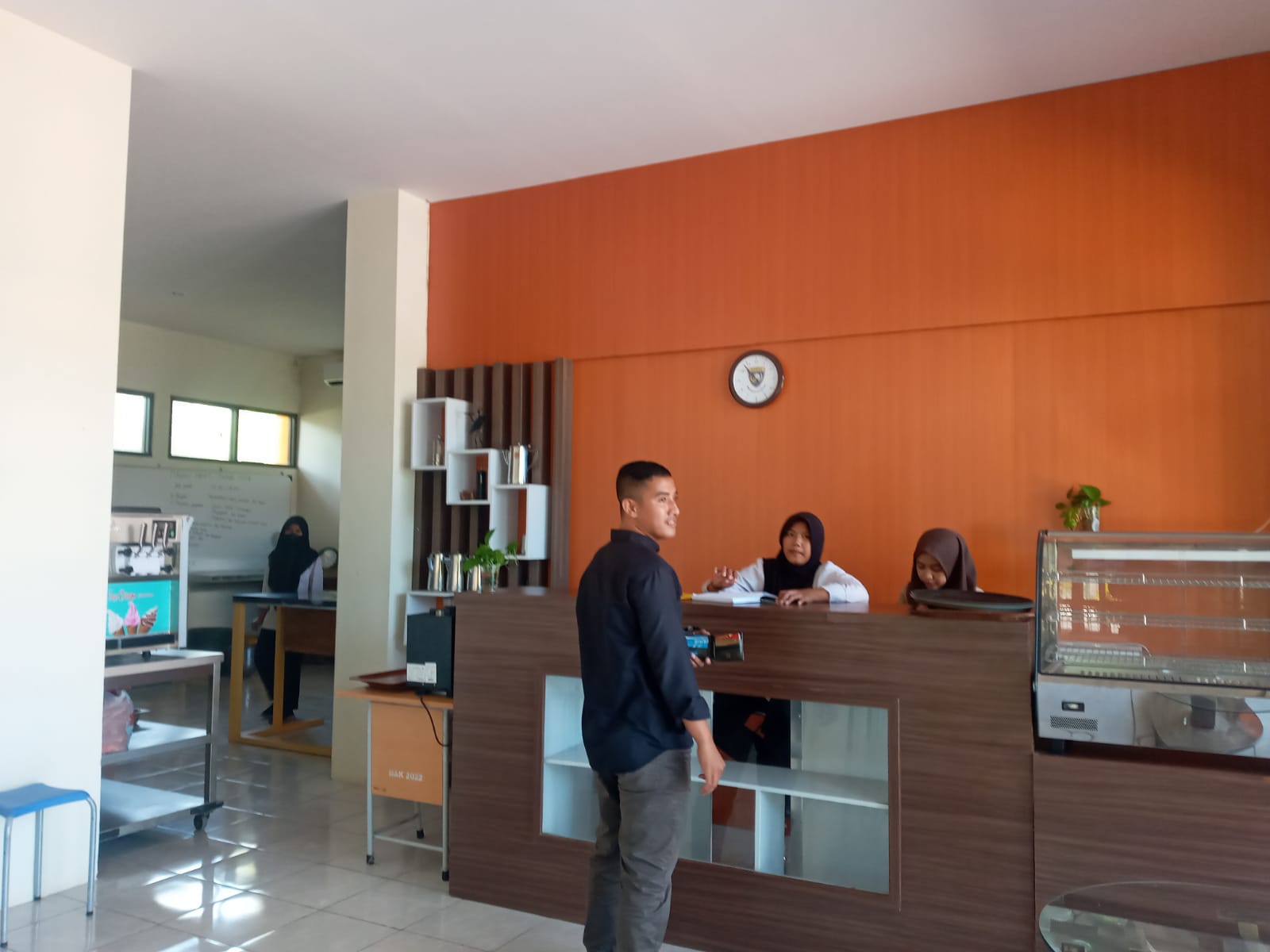 TEACHING FACTORY: Dua siswa SMKN 4 Mataram melayani pengunjung di Kafe Tepa sekolah setempat, Sabtu (17/2) lalu. (ROJAI/LOMBOK POST)