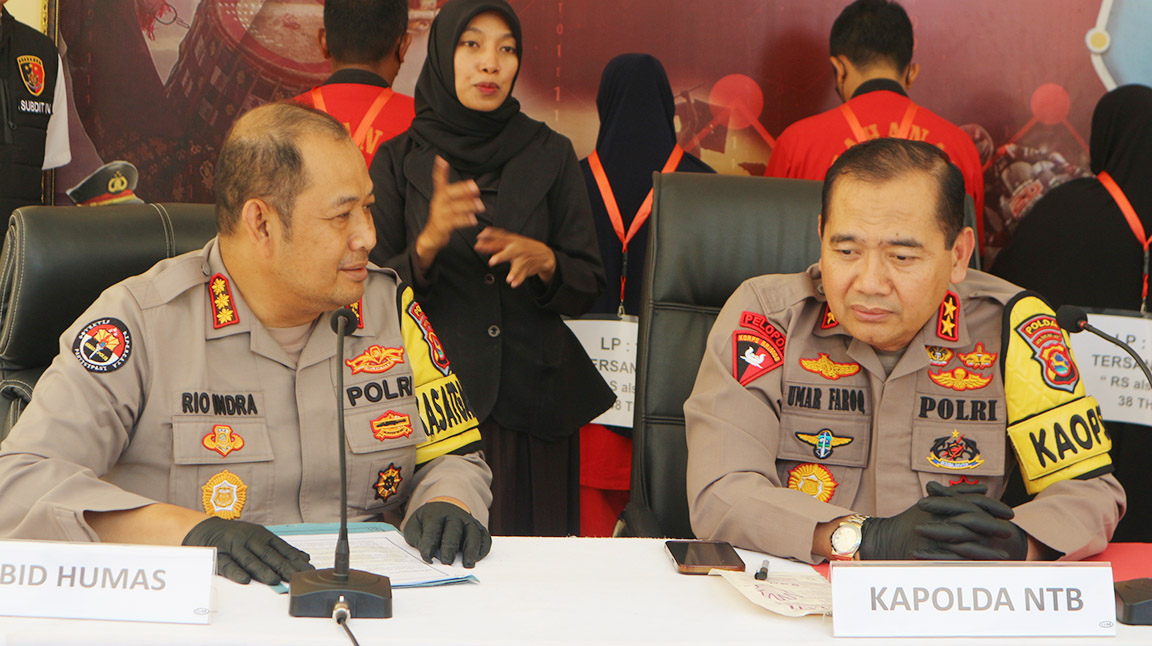 Kapolda NTB Irjen Umar Faroq (kanan) berdiskusi dengan Kabidhumas Kombespol Rio Indra Lesmana.