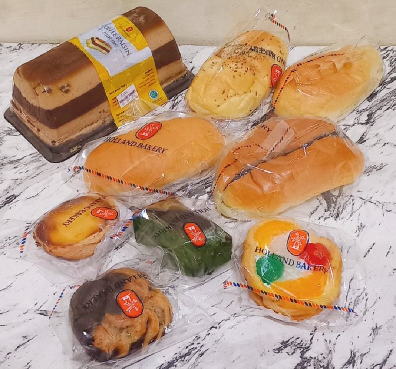 MENGGUGAH SELERA: Varian kue dan roti Holland Bakery yang direkomendasikan netizen.