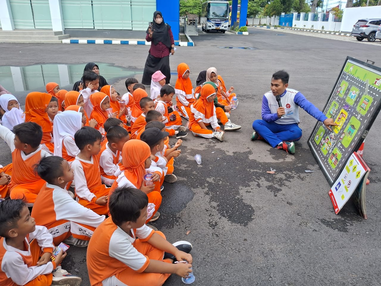 Edukasi : tim safety riding astra motor NTB saat edukasi anak paud. (Honda for Lombok Post)