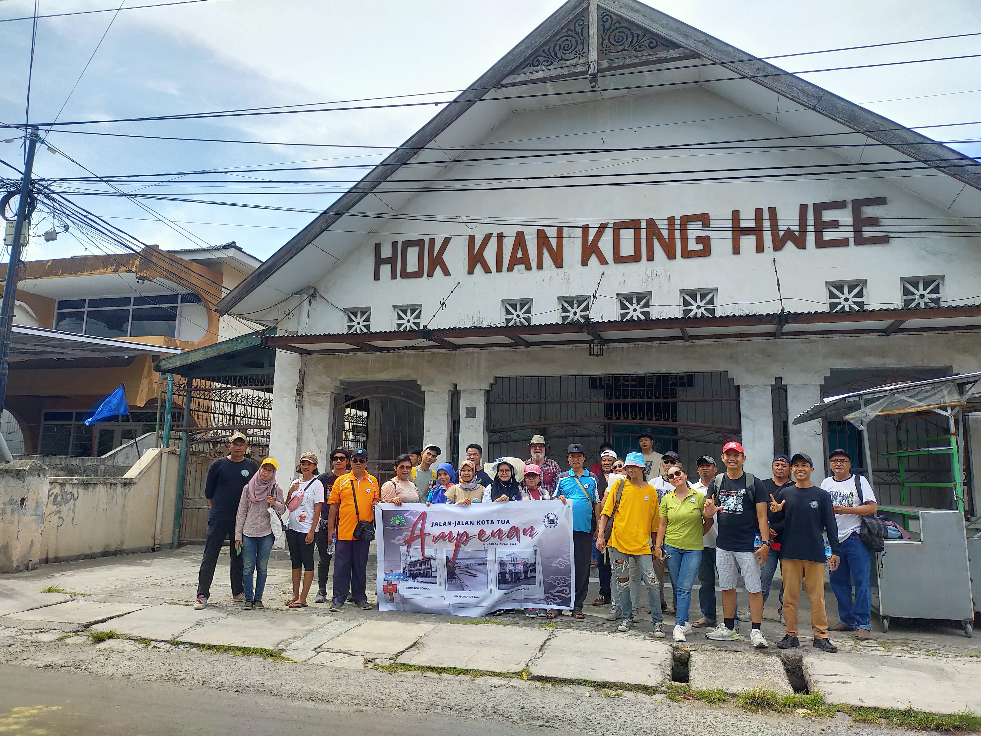 Para peserta Jalan Jalan Sejarah Kota Tua Ampenan  berpose di depan gedung Hok Kian Kong Hwee di Jalan Koperasi Ampena (14/1/24).