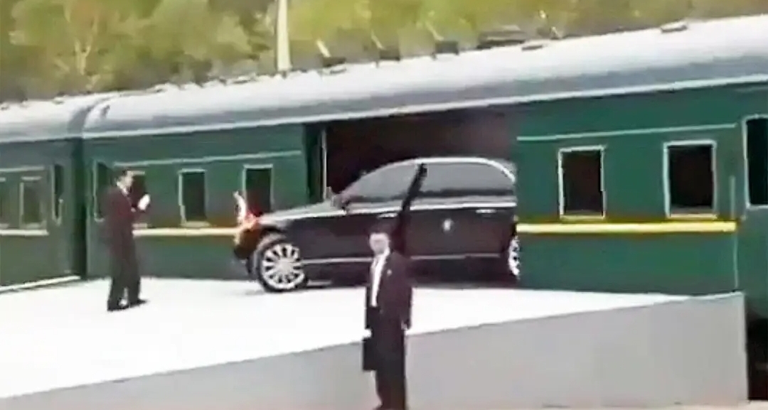 Cuplikan video viral limusin Kim Jong Un. (foto: twitter)