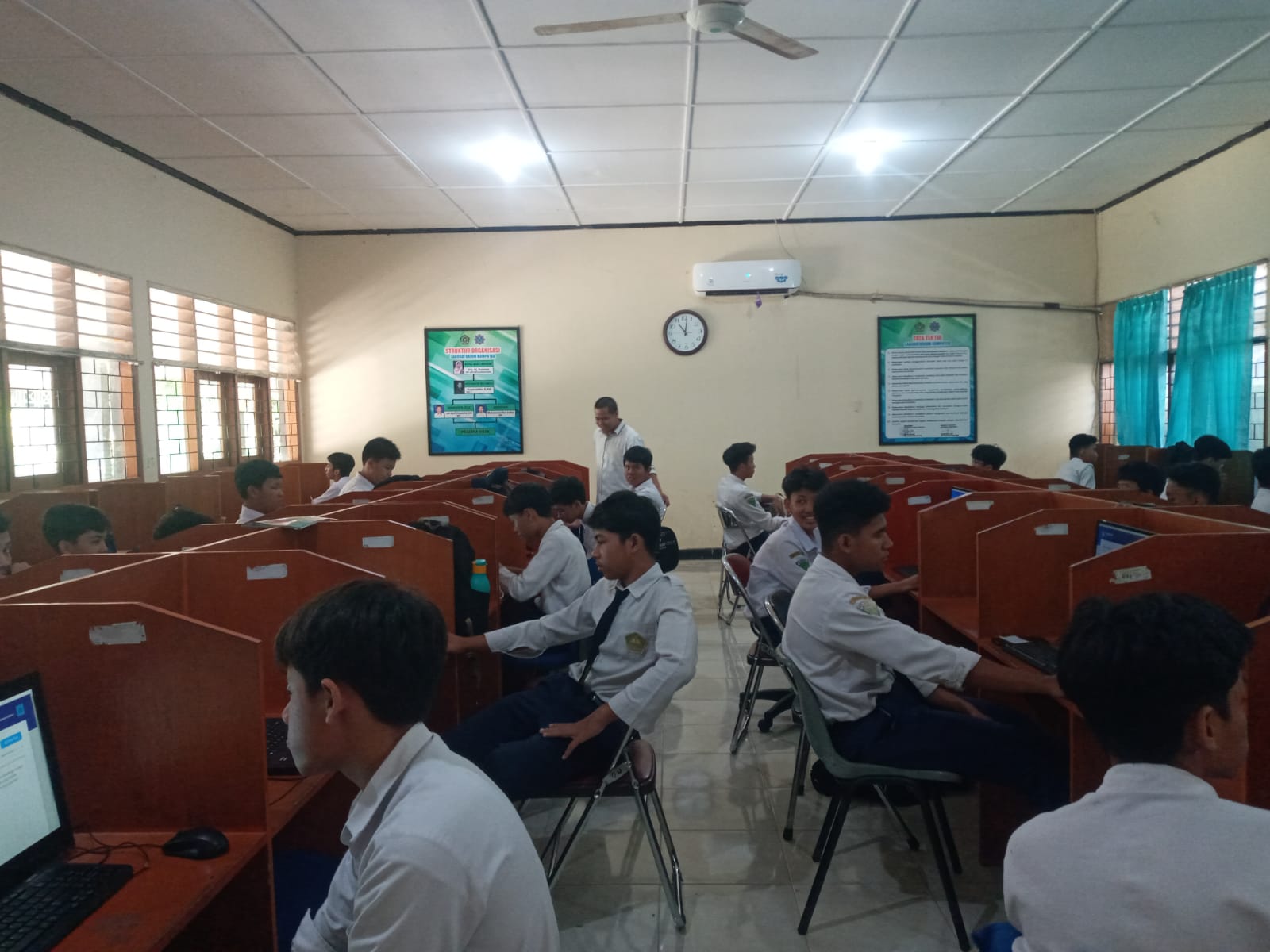 TES BAKAT DAN MINAT: Siswa MTsN 1 Mataram mengikuti ABM di sekolah setempat. (ROJAI/LOMBOK POST)