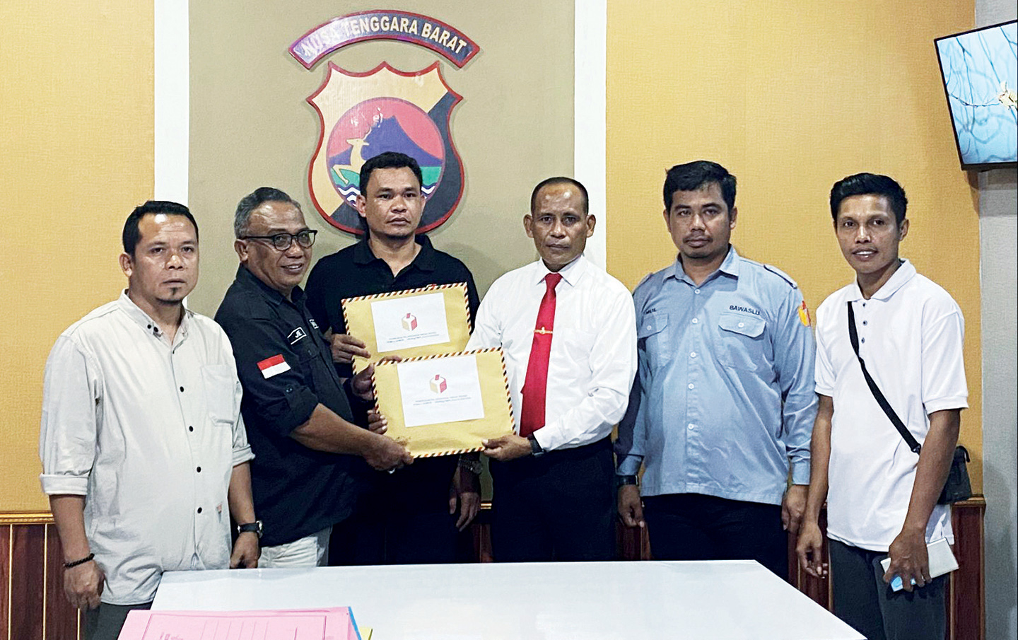 Bawaslu Kabupaten Bima menyerahkan dua berkas kasus pembakaran logistik pemilu di Kecamatan Parado kepada penyidik Polres Bima.
