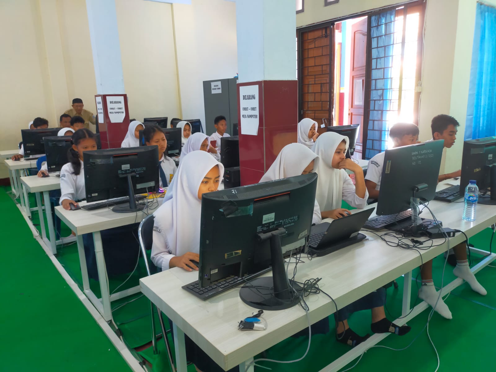 SERIUS: Siswa kelas IX SMPN 1 Narmada mengikuti ABM di sekolah setempat. (TAJUDDIN FOR LOMBOK POST)