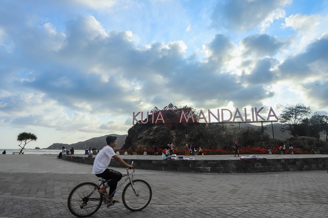 MENIKMATI WISATA: Salah satu pesepeda yang tengah menikmati wisata di Kuta Mandalika, belum lama ini. (IVAN/LOMBOK POST)
