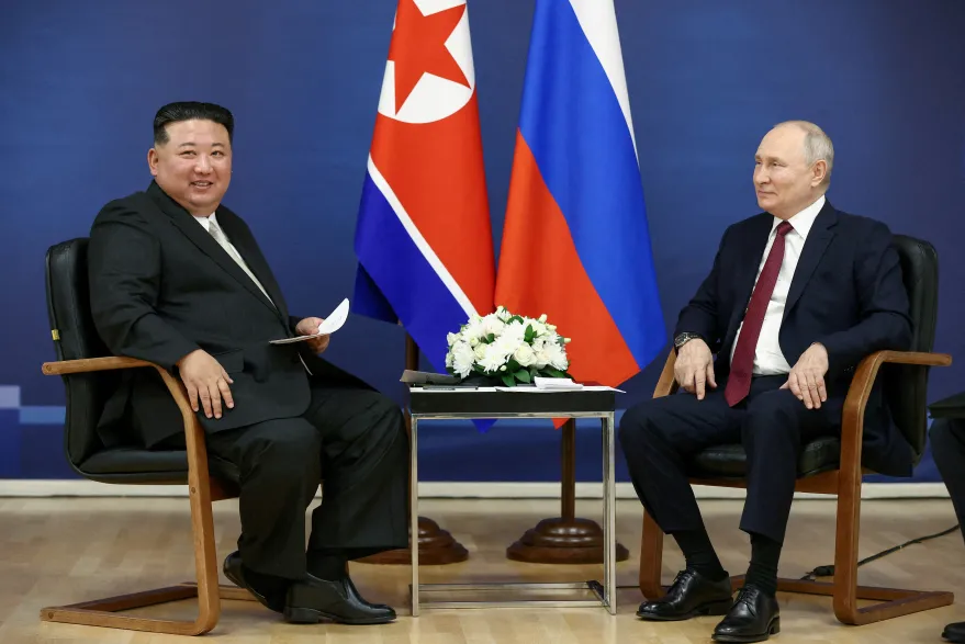 Kim Jong Un dan Vladimir Putin dalam sebuah pertemuan. (foto: swissinfo)