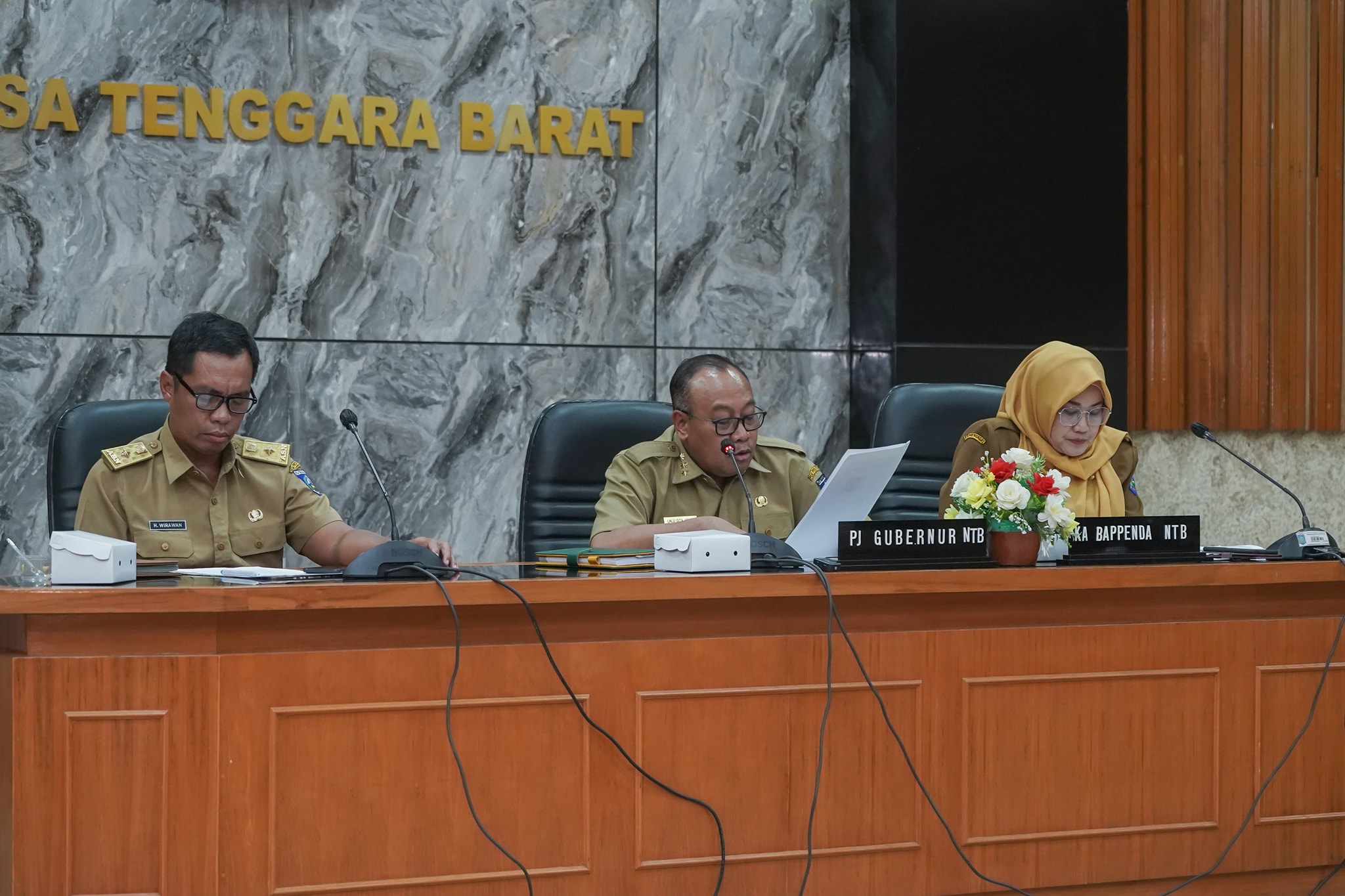 TEMU MEDIA: Pj Gubernur NTB Lalu Gita Ariadi (tengah) saat memimpin konferensi pers yang membahas setoran DBH PT AMNT ke 10 pemerintah kabupaten dan kota di NTB, Selasa (20/2).