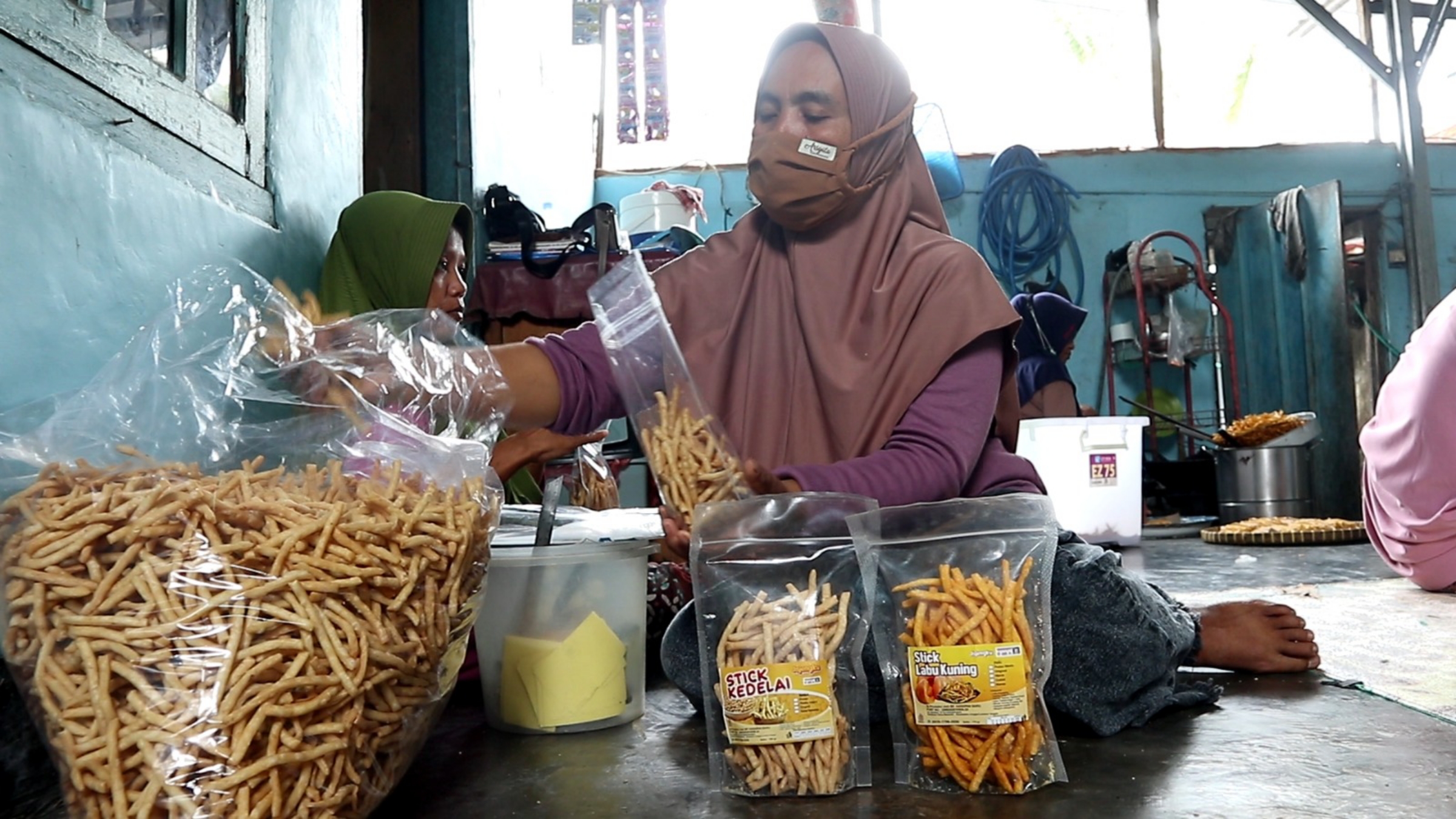 PROSES PENGEMASAN: Nurhayati tengah mengemas stik labu yang akan dipasarkan, beberapa waktu lalu.