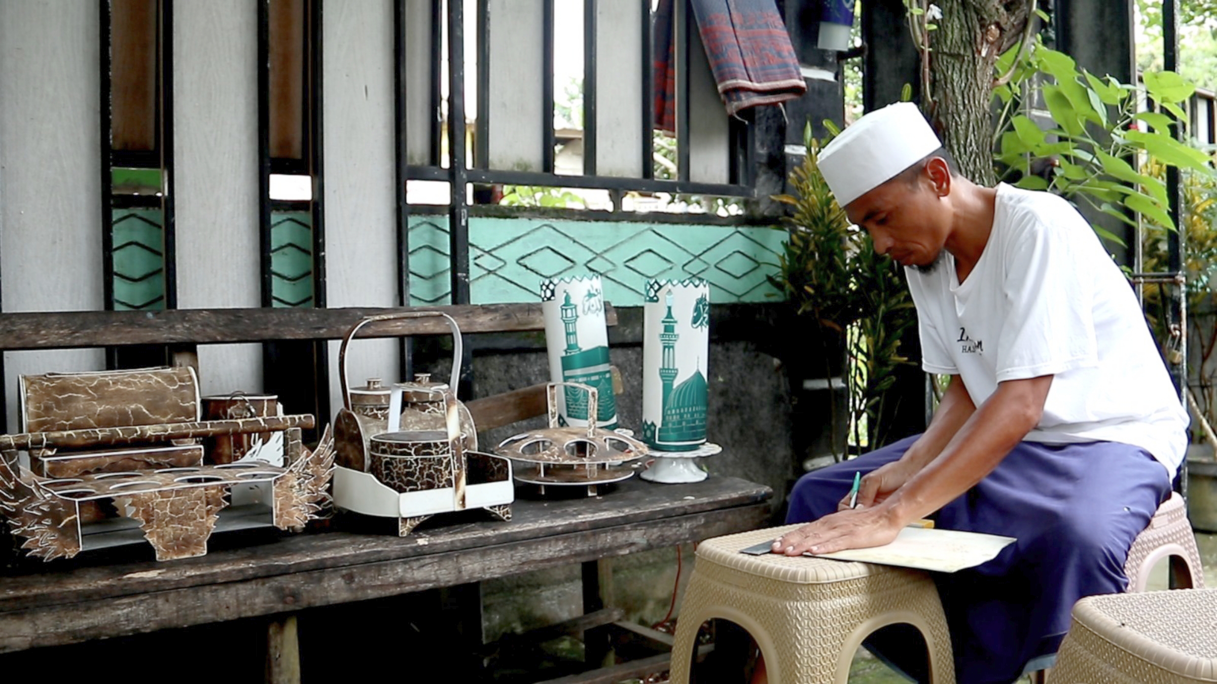 BUAT UKIRAN: Muhammad Tayip Ibrahim tengah membuat ukiran untuk produk dari pipa paralon bekas, belum lama ini.