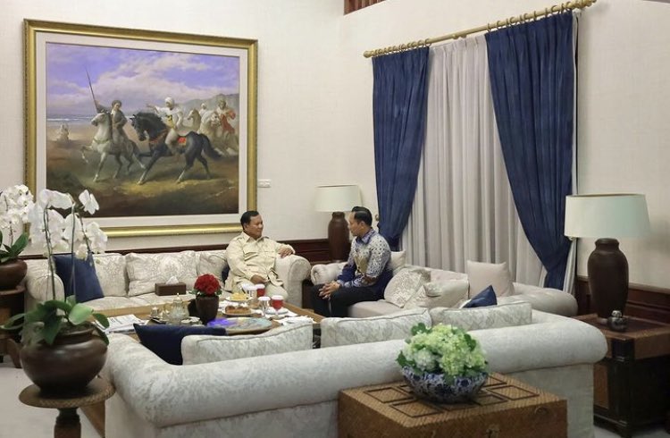BERDISKUSI: Suasana pertemuan Ketua Umum Partai Demokrat Agus Harimurti Yudhoyono (AHY) dengan Menteri Pertahanan Prabowo Subianto, Selasa (20/2) malam. (Tangkapan layar Instagram @agusyudhoyono)