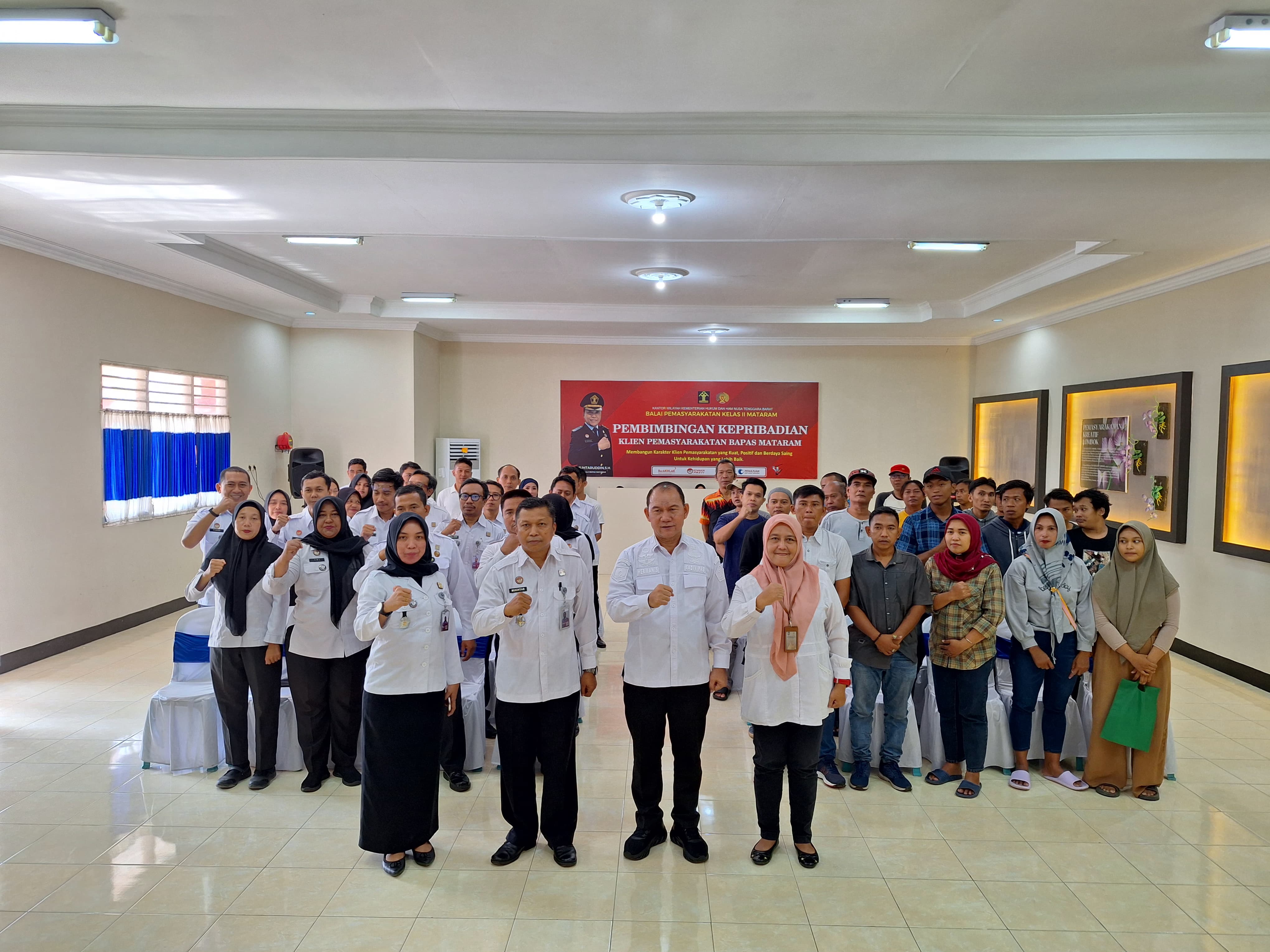 ASAH KETERAMPILAN: Sebanyakan 30 klien permasyarakatan mengikuti kegiatan Pembimbingan Kepribadian Klien Balai Pemasyarakatan Kelas II Mataram di aula kantor setempat, Rabu (21/2).