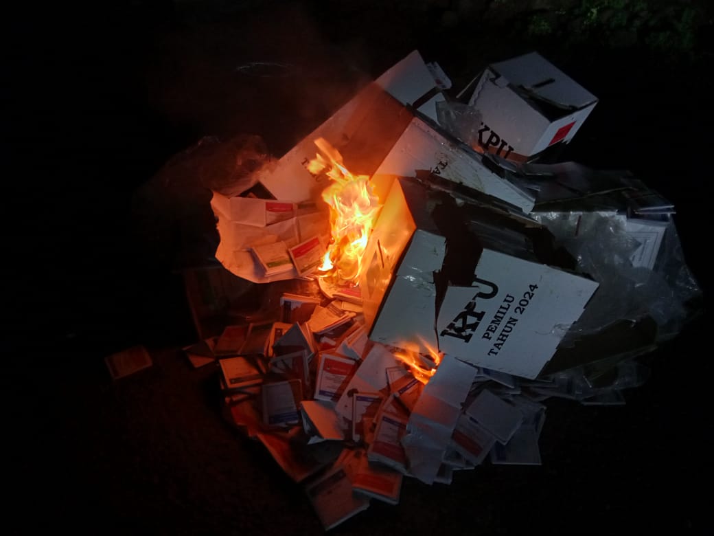 DIBAKAR: Logistik Pemilu yang dibakar warga usai pencoblosan, Rabu (14/2).(ISTIMEWA/LOMBOK POST)