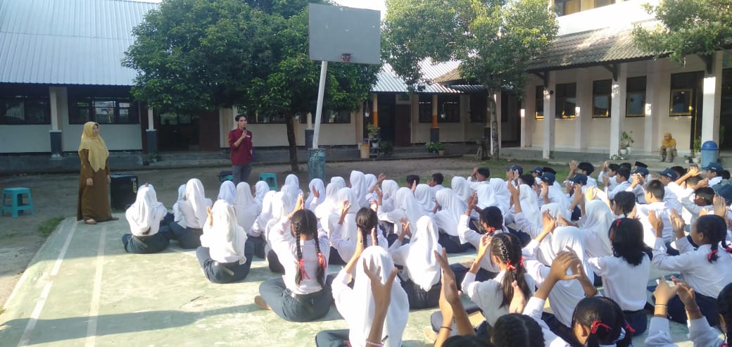 LITERASI: Siswa SMPN 9 Mataram mengikuti literasi bahasa Inggris di sekolah setempat. (SMPN 9 MATARAM FOR LOMBOK POST)