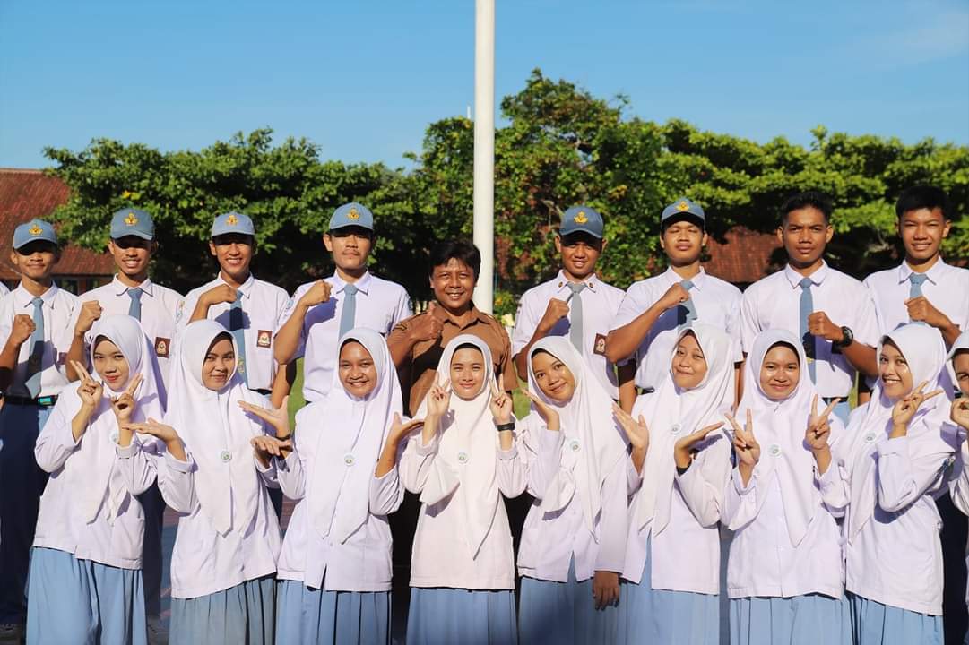 BERFOTO BERSAMA: Sekda KSB Amar Nurmansyah berfoto bersama usai menjadi pembina upacara di SMA 1 Taliwang.(IST/LOMBOK POST)