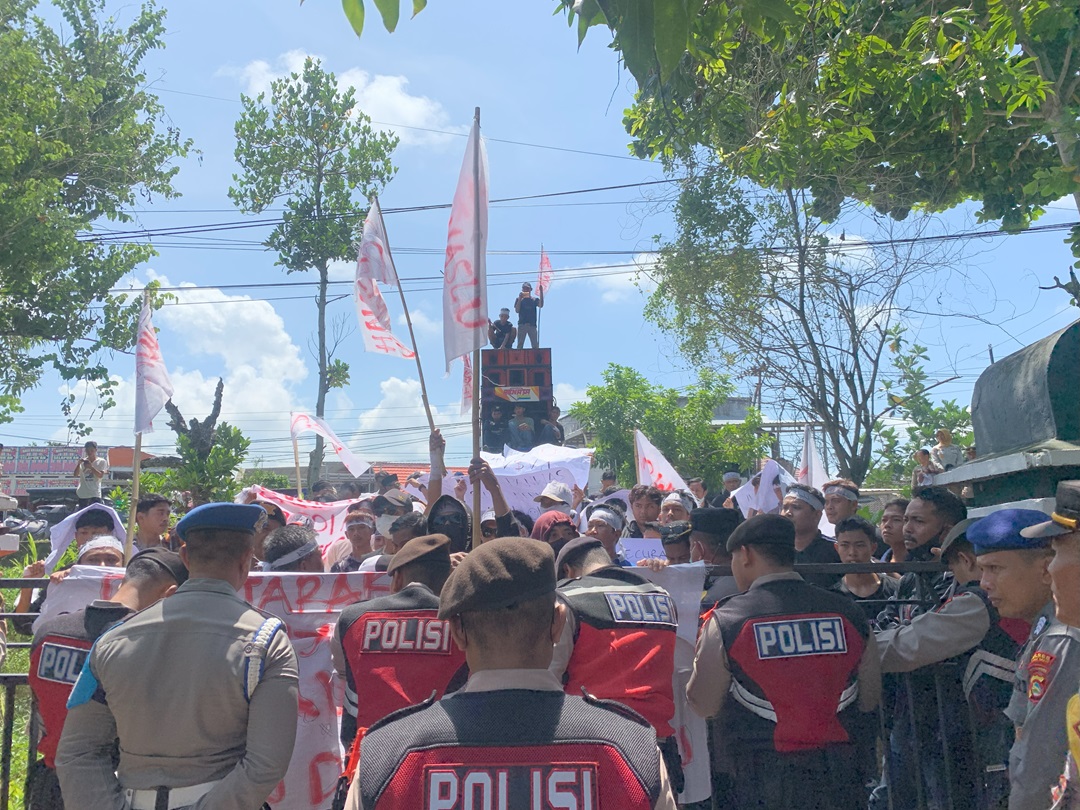 RUSUH: Sejumlah massa melakukan aksi demo di Kantor Bawaslu Lombok Barat, kemarin.(CHIA/LOMBOK POST)