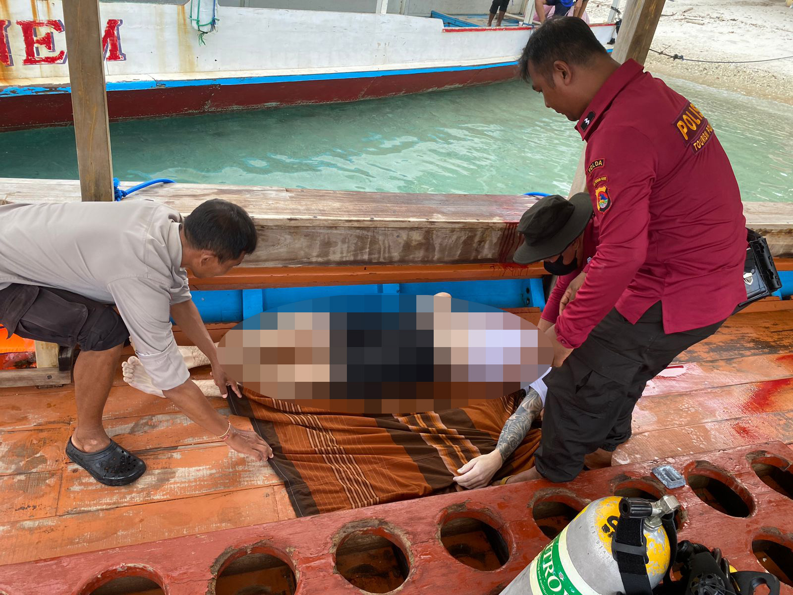 Polisi mengevakuasi jenazah bule Irlandia bernama Valentine Lee yang ditemukan meninggal di perairan Gili Trawangan.