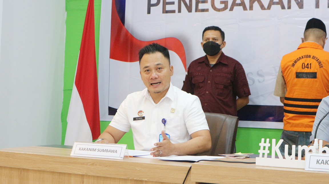 Kepala Kantor Imigrasi Kelas II TPI Sumbawa Besar Selfario Adhityawan Pikulun saat memberikan keterangan pers.