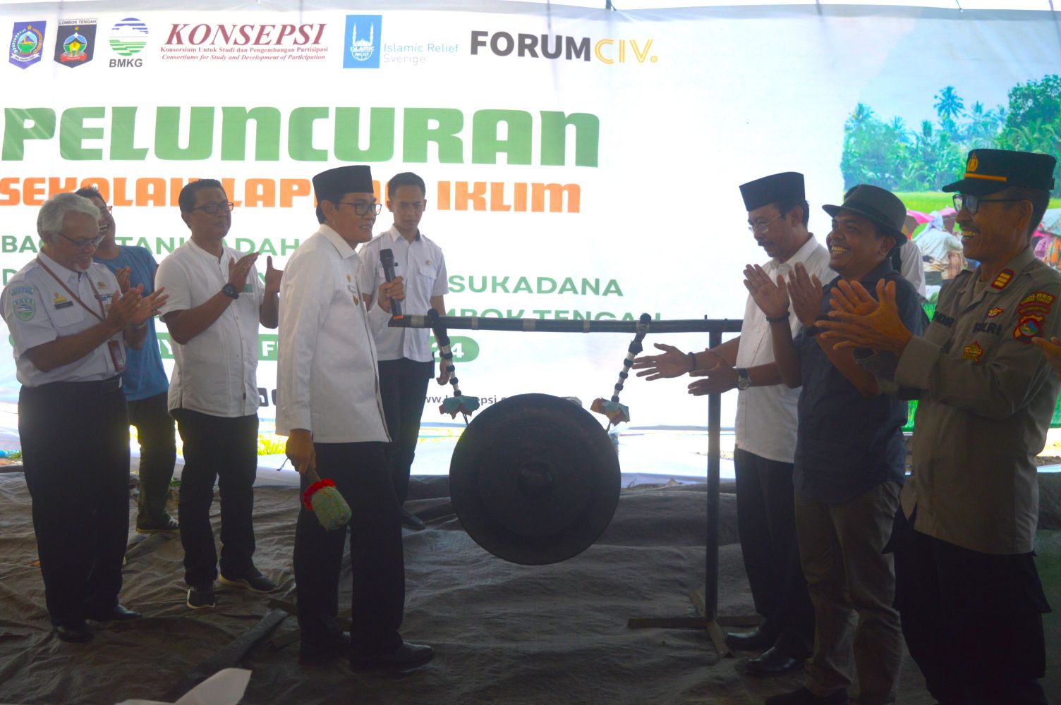 Wakil Bupati Loteng HM Nursiah memukul gong pertanda sekolah lapang iklim di Desa Sukadana dan Desa Segala Anyar resmi diluncurkan, Rabu (21/2).