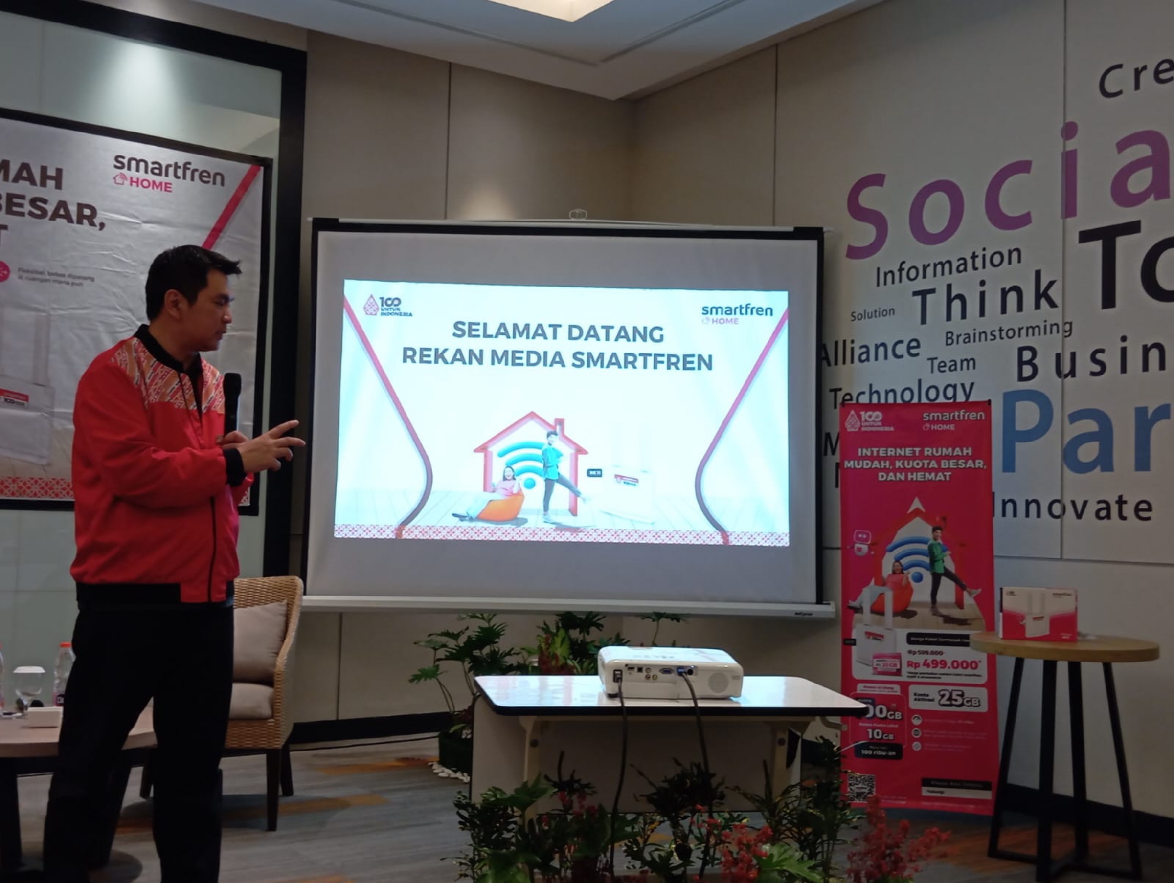 BERI PENJELASAN: Chief of Region East Indonesia Litoco Gunawan menjelaskan mengenai produk terbaru, Smartfren Home RE11 saat peluncurannya, di Mataram, Rabu (21/2).(FERIAL/LOMBOK POST)