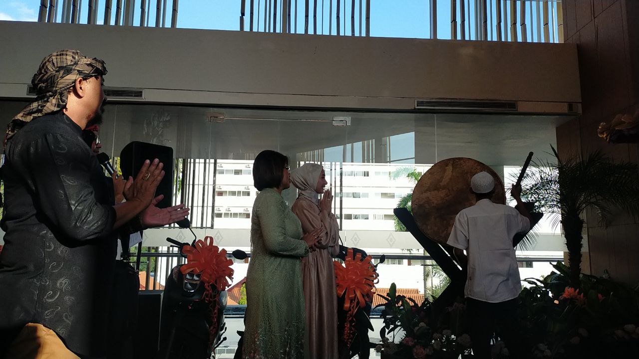 LAUNCHING: Managemen Aruna Senggigi melaunching Iftar Serambi Timur Tengah Vol 2, Selasa (20/2). (NURUL/LOMBOK POST)