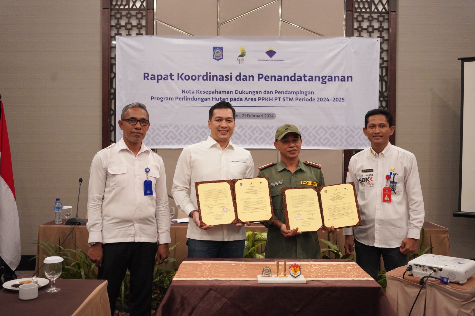 Lindungi hutan dengan MoU antaran STM dan DLHK NTB.