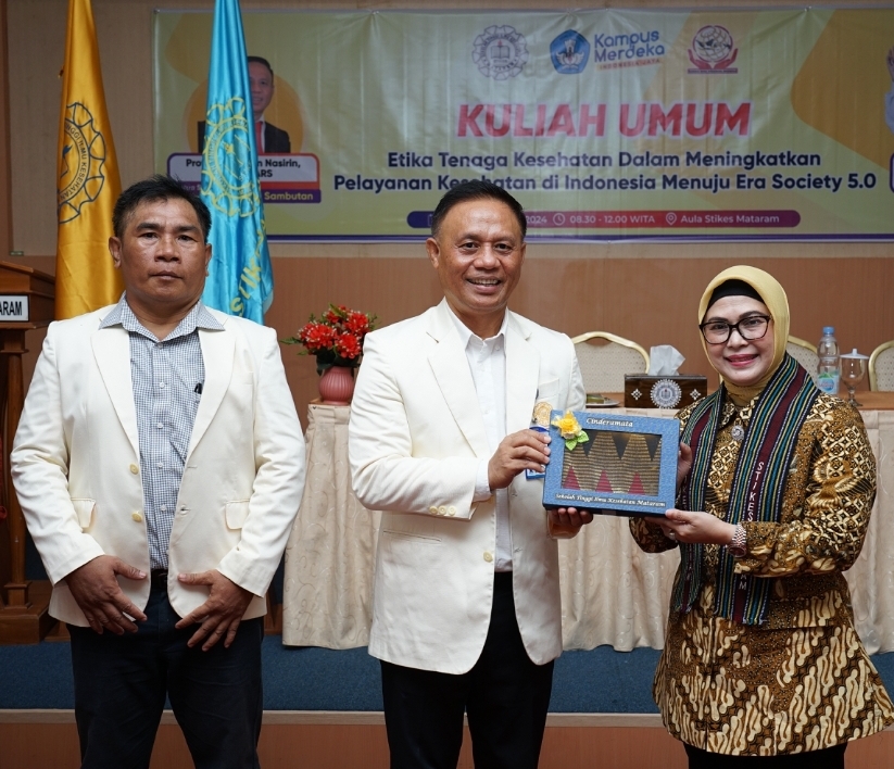 Prof Dr Siti Azizah menerima kenang-kenangan dari Ketua Stikes Mataram Prof Chairun Nasirin didampingi Ketua Yayasan Stikes Mataram Dr Hadi Suryatno.