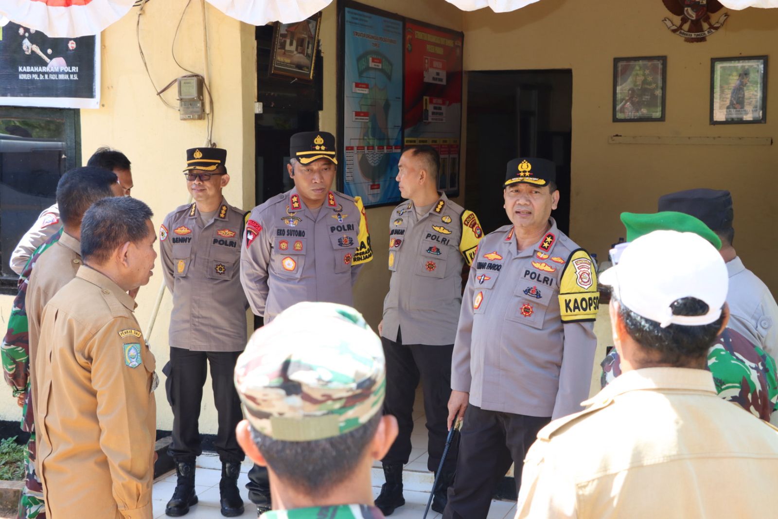 TINJAU: Kapolda NTB Irjen Pol Raden Umar Faroq saat kunker di Parado, Kabupaten Bima. (POLRES BIMA FOR LOMBOK POST)