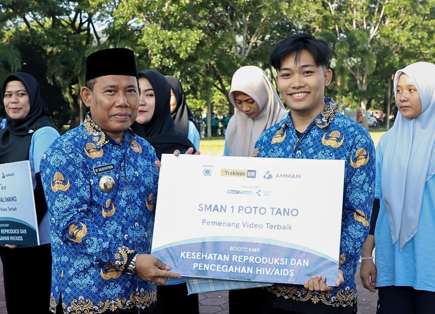 HADIAH: Bupati KSB HW Musyafirin menyerahkan hadiah secara simbolis kepada siswa pemenang video terbaik.(IST/LOMBOK POST)