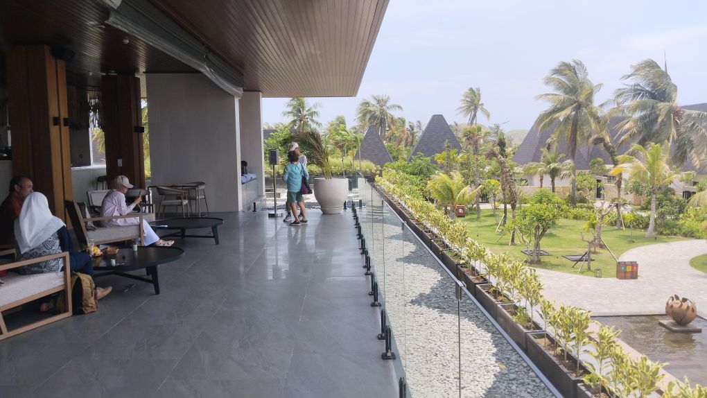 Sejumlah pengunjung sedang menikmati suasana pemandangan pantai dari lobi Hotel Pullman Lombok di KEK Mandalika, belum lama ini.