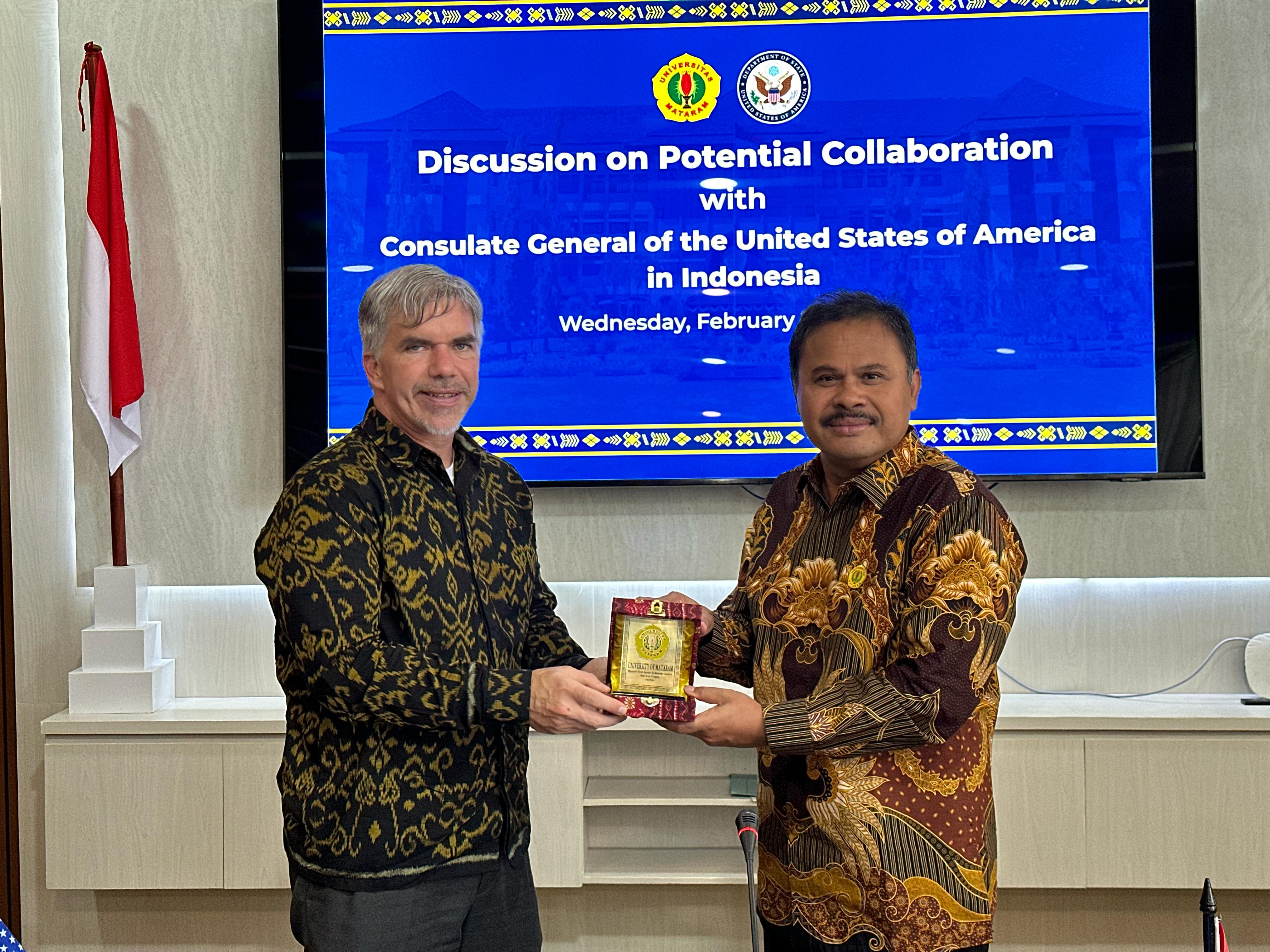 CENDERAMATA: Rektor Unram Prof Bambang Hari Kusumo (kanan) memberikan cenderamata kepada Kepala Urusan Politik dan Ekonomi Konsulat Jenderal Amerika Serikat di Indonesia John McD