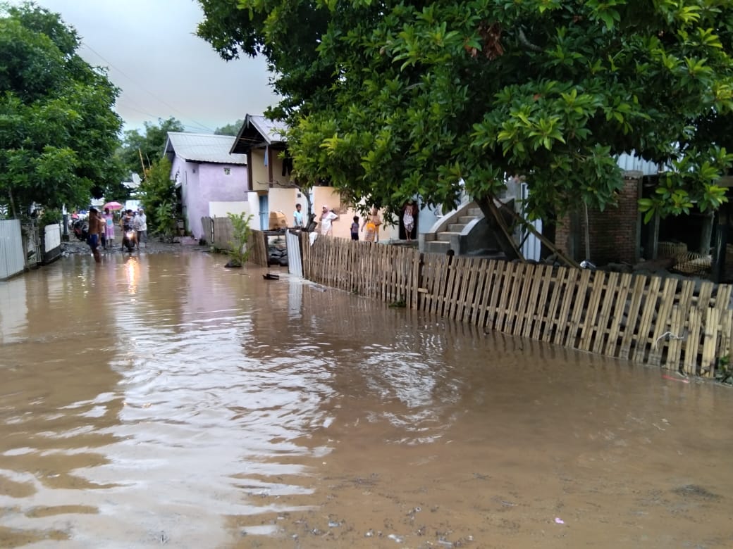 BANJIR: Sejumlah desa terendam banjir di beberapa wilayah di Sumbawa.(ABET/LOMBOK POST)