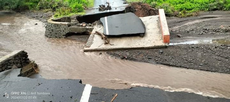 Jembatan penghubung antar kecamatan putus diterjang banjir bandang di Desa Kawinda Toi, Kecamatan Tambora, Bima, (22/2).