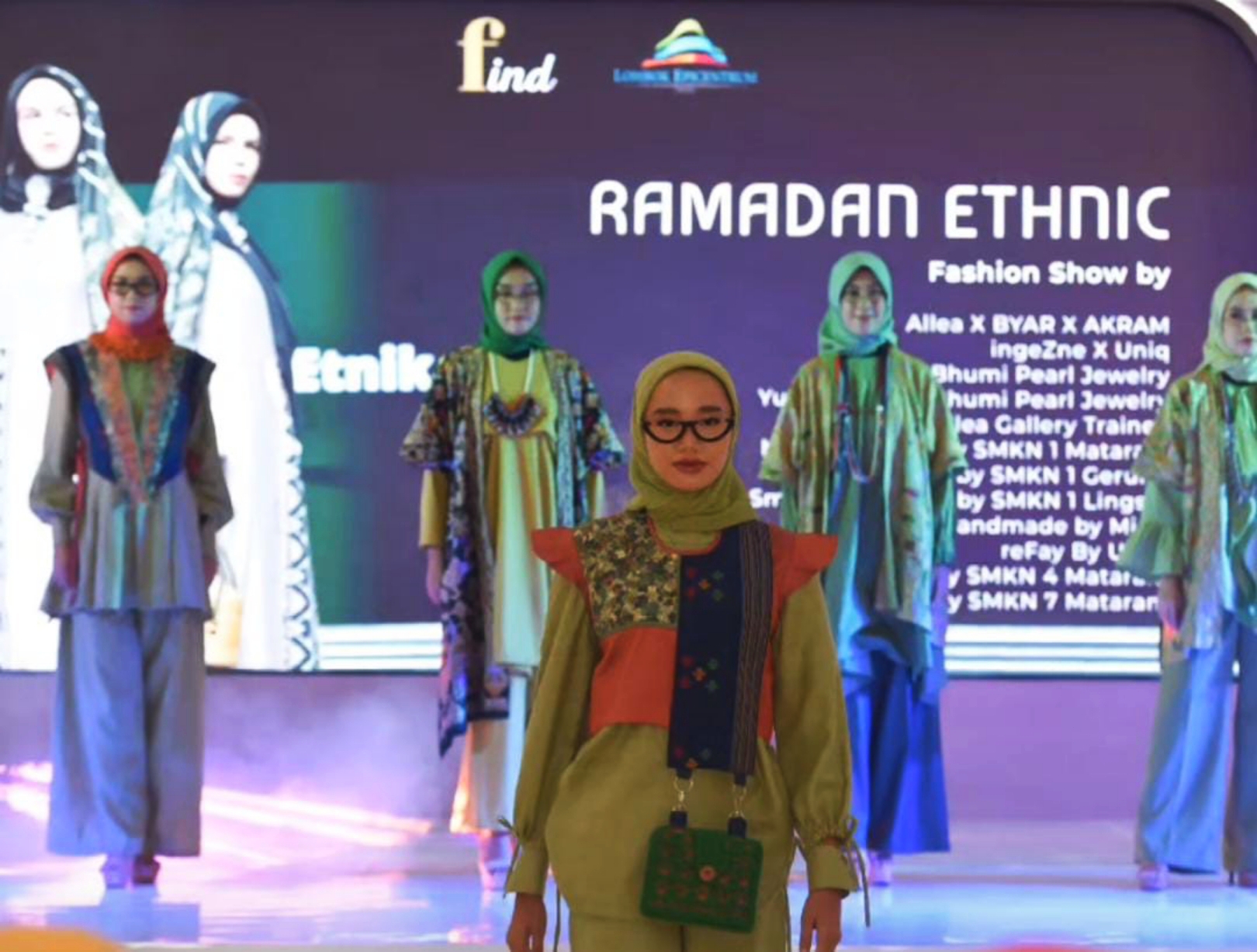 RAMADAN ETHNIC: Sejumlah model dengan karya bertema Ramadan Ethnic dari desainer muda NTB, dalam kegiatan fesyen di Lombok Epicentrum Mall, Kamis malam (22/2).(IST/LOMBOK POST)