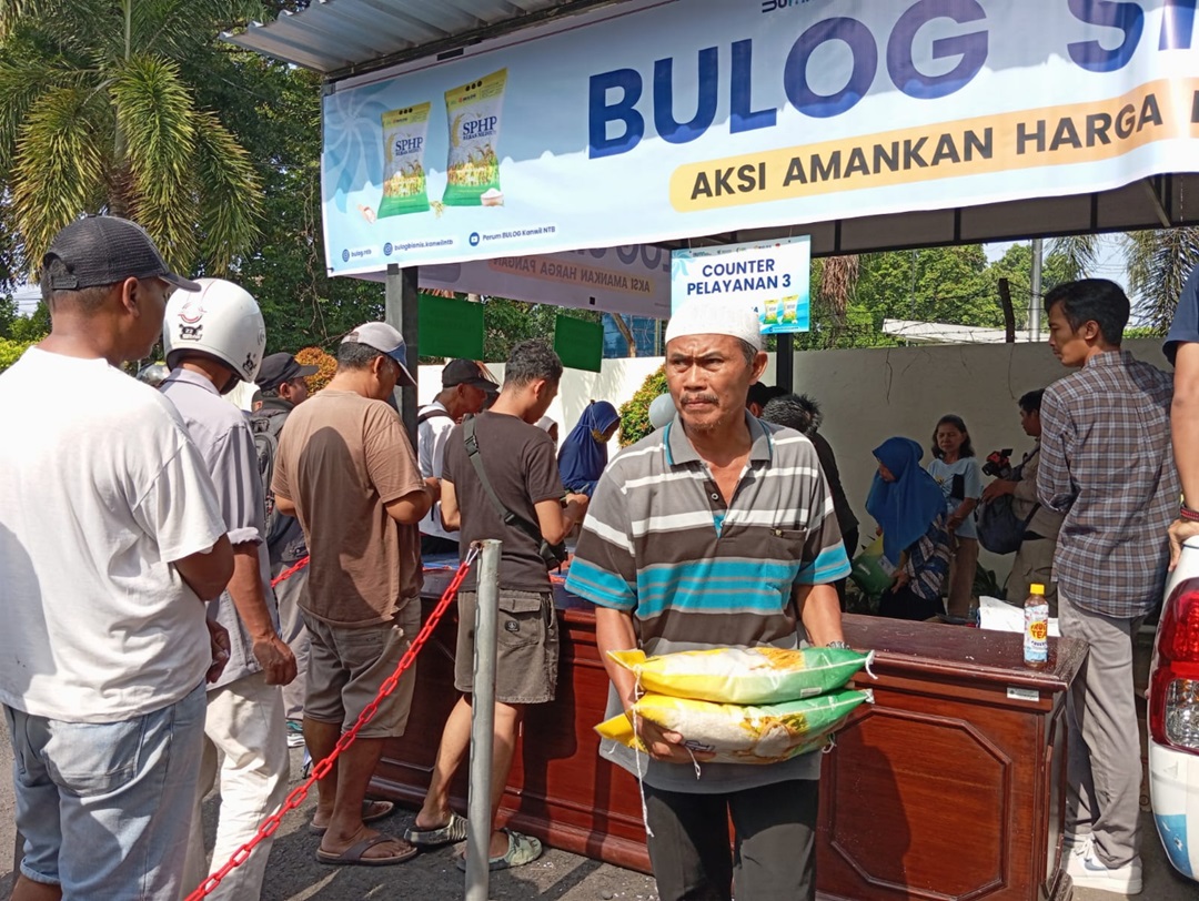 OPERASI PASAR: Suasana warga yang tengah mengantre membeli beras, minyak goreng, gula pasir, dan terigu dalam operasi pasar (OP) di halaman Kanwil Bulog NTB. (FERIAL/LOMBOK POST)
