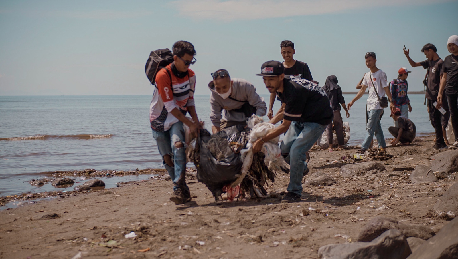 PEDULI LINGKUNGAN: Komunitas HALO saat bersih-bersih pantai.(HONDA FOR LOMBOK POST)