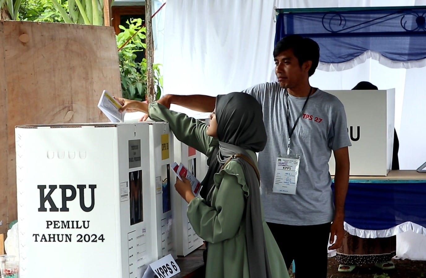 NYOBLOS ULANG: Pemilih mencoblos ulang di TPS 27 Lendang Ape, Praya, Loteng, Kamis (22/2). TPS ini satu dari dua TPS di Lombok Tengah yang melakukan pencoblosan ulang. (Dewi/Lombok Post)