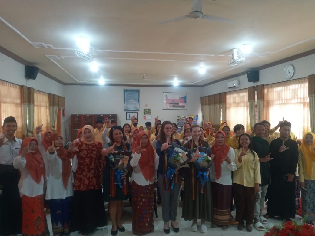 APRESIASI PROGRAM LITERASI: Para siswa dan guru SMAN 6 Mataram bersama perwakilan Kedutaan Besar AS di Jakarta dan Konsulat AS di Surabaya di sekolah setempat. (ROJAI/LOMBOK POST)