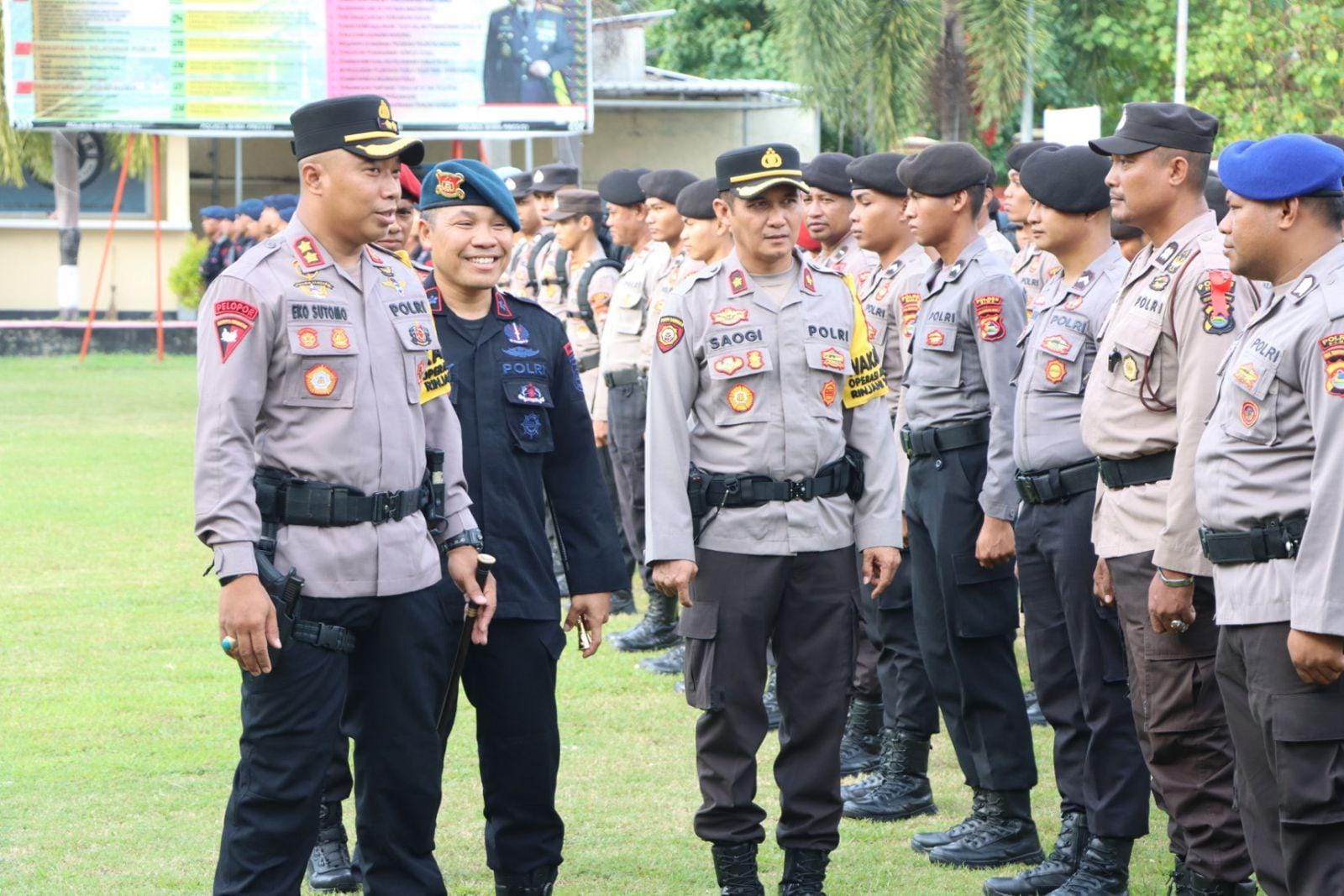 GELAR PASUKAN: Kapolres Bima AKBP Eko Sutomo meninjau kesiapan personel gabungan yang mengawal proses PSU di Kecamatan Parado. (FIRMAN/LOMBOK POST)