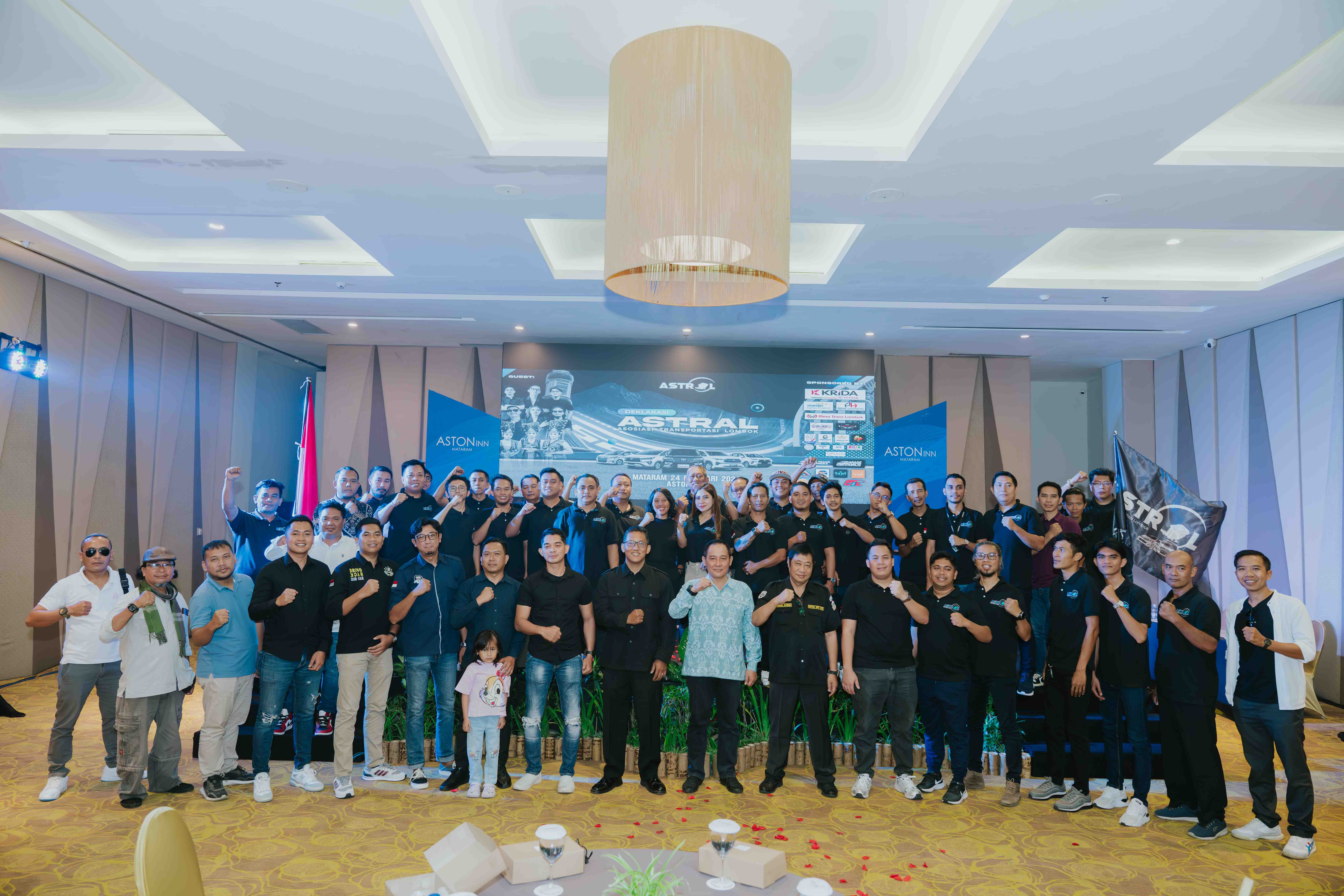 MAJU BERSAMA: Sejumlah pengurus Asosiasi Transportasi Lombok (ASTRAL) menggelar acara deklarasi kepengurusan di Hotel Aston Inn Mataram, Sabtu (24/2).