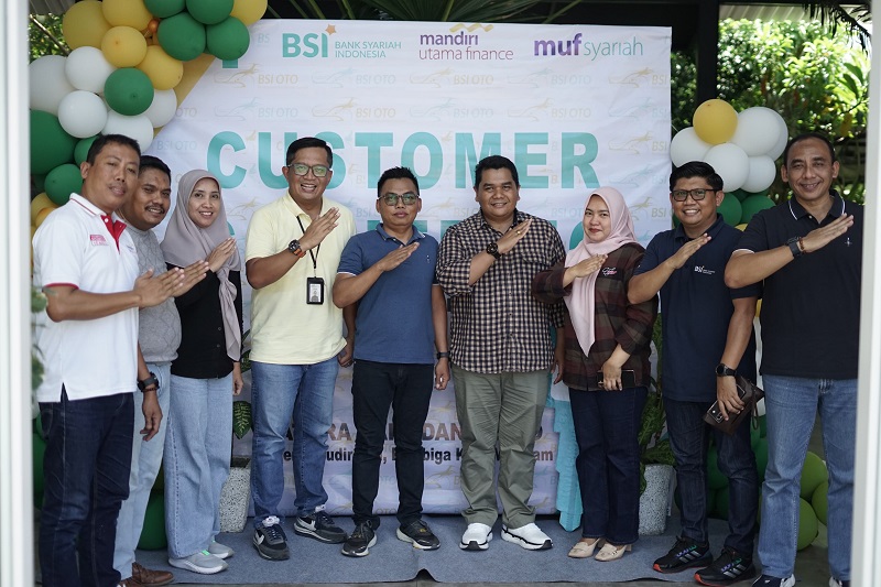 CUSTOMER GATHERING: Kepala Cabang BSI Mataram Pejanggik II Imam Supriyadi (empat kanan) dalam kegiatan customer gathering GAIO dan Precious Event for Priority, Sabtu (24/2).
