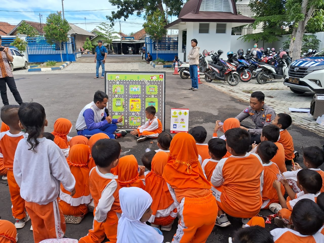EDUKASI: Tim safety riding Astra Motor NTB saat sosialisasi pada anak usia dini.(HONDA FOR LOMBOK POST)