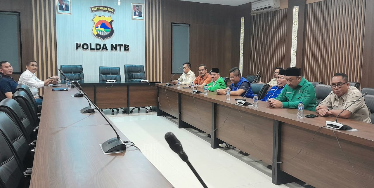 Sejumlah ketua partai politik di NTB mendatangi Polda NTB melaporkan dugaan pencurian suara di Kecamatan Sekotong, Lombok Barat, Senin malam (26/2).