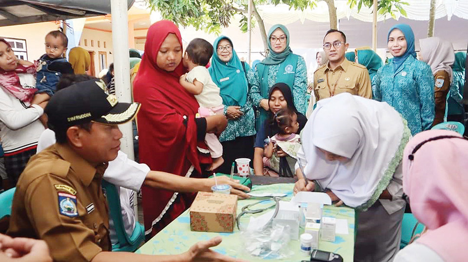 Ketua TP PKK Kota Mataram Hj Kinnastri Mohan Roliskana bersama Kepala Dinas Kesehatan Kota Mataram dr Emirald Isfihan saat memantau penimbangan dan pengukuran bayi.