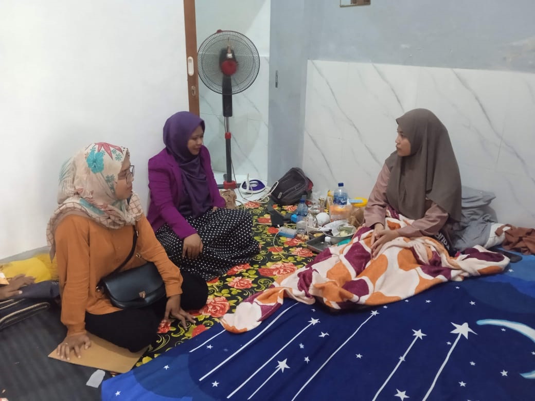 Reni (kanan) saat menerima kunjungan dua komisioner KPU Kota Mataram.
