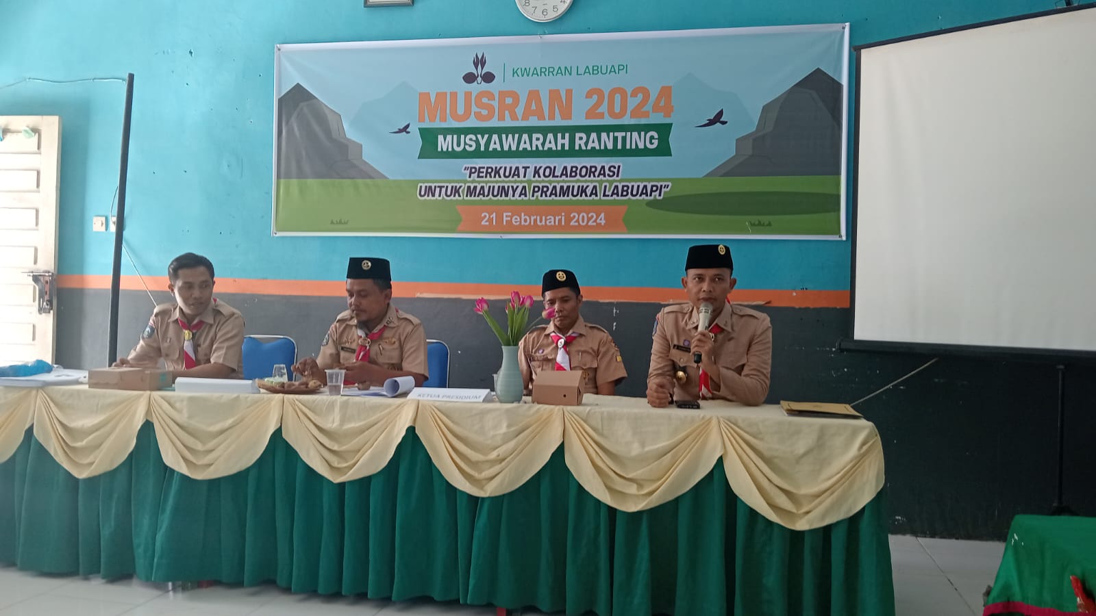 MAKIN KOMPAK: Ketua Kwartir Ranting (Kwarran) Gerakan Pramuka Labuapi Saeful Bahri (dua dari kanan) pada Musran VI, di SDN 2 Terong Tawah, pekan lalu. (MURSIDI FOR LOMBOK POST)